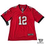 Camiseta NFL Tampa Bay Buccaneers Tom Brady #12 en color rojo, logos oficiales NFL y Nike – SparkPro