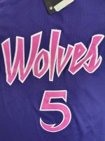 Detalle logo Wolves y número 5 camiseta Anthony Edwards Minnesota Timberwolves