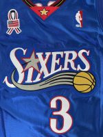 Detalle logo Sixers y número 3 camiseta Allen Iverson retro