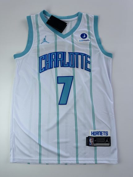 Camiseta NBA Charlotte Hornets Knueppel #7 blanca vista frontal con detalles turquesa y azul