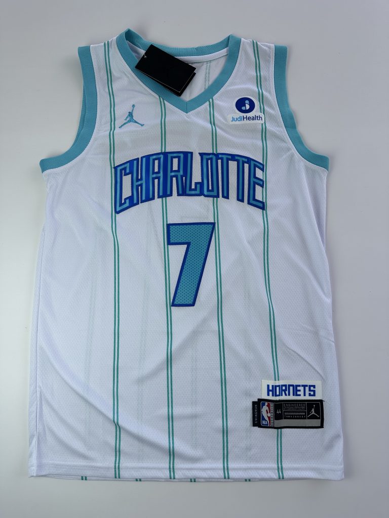 Camiseta NBA Charlotte Hornets Knueppel #7 blanca vista frontal con detalles turquesa y azul