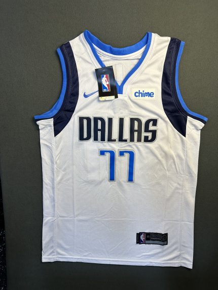 Camiseta Dallas Mavericks Doncic #77 Nike Blanco