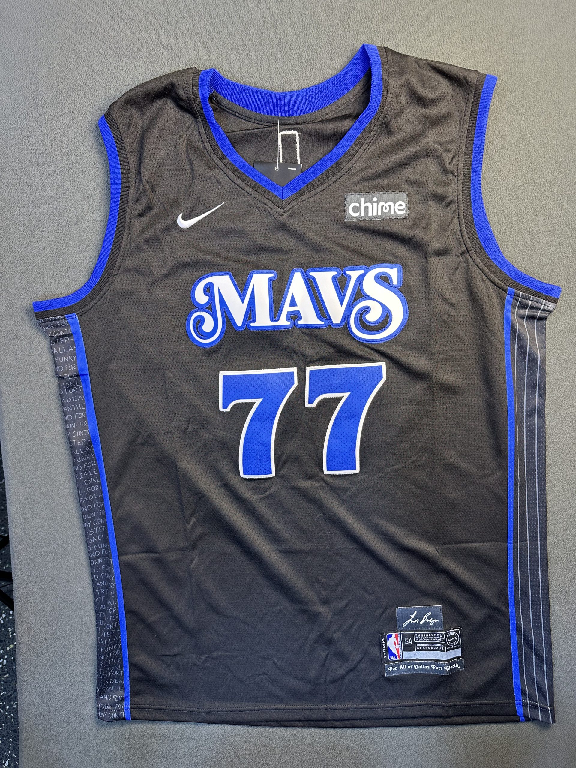 Camiseta Dallas Mavericks Doncic #77 Nike Negro - Vista frontal