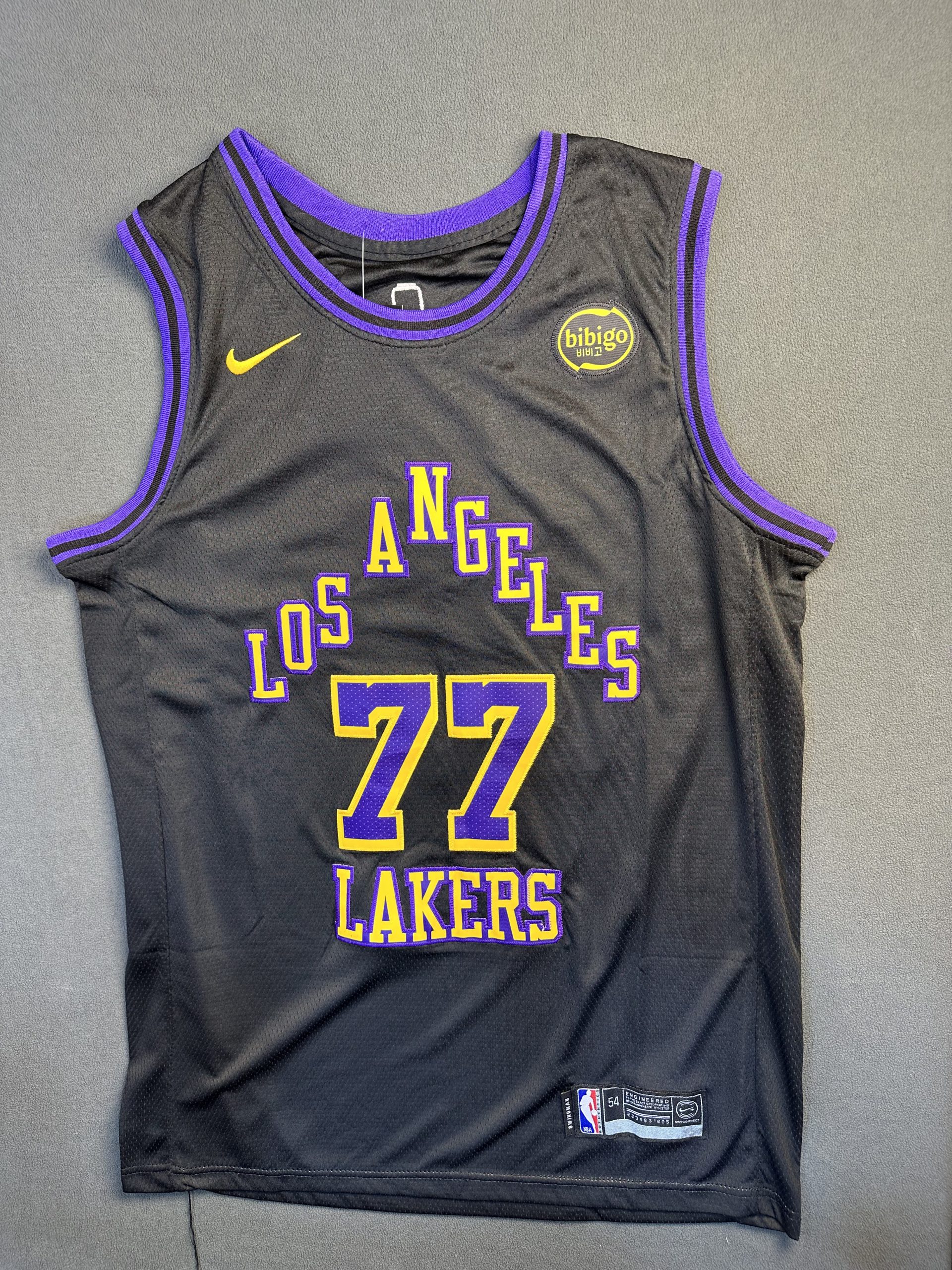 Camiseta Los Angeles Lakers Doncic #77 Nike Negro - Vista frontal