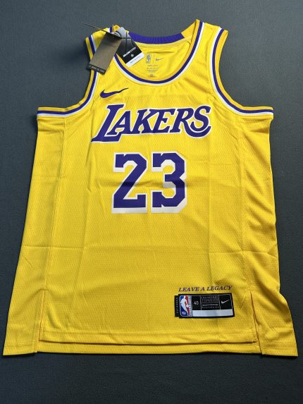 Camiseta Los Angeles Lakers Lebron James #23 Nike Amarillo