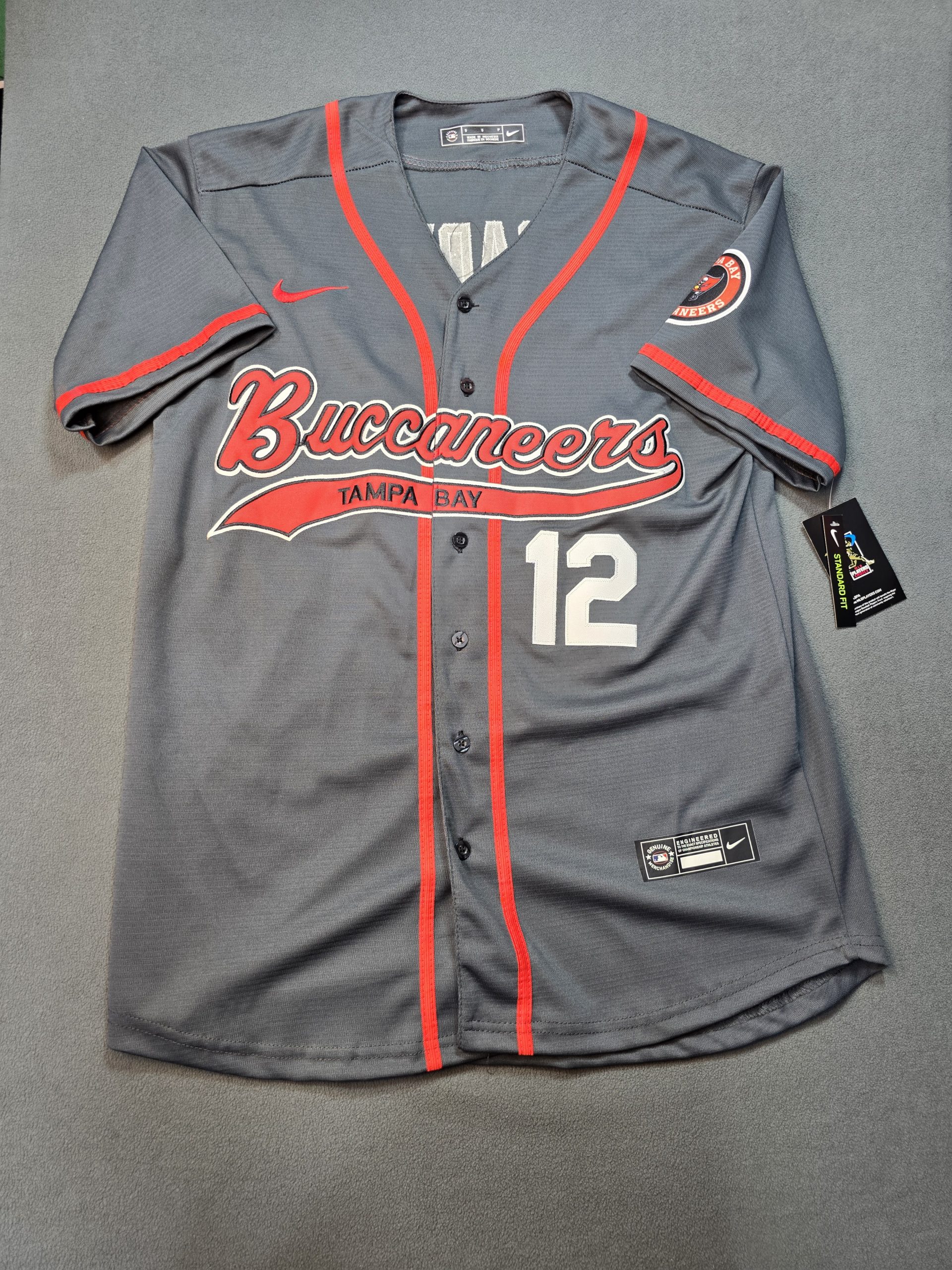 Camiseta Tampa Bay Buccaneers Brady #12 Nike Gris - Vista frontal