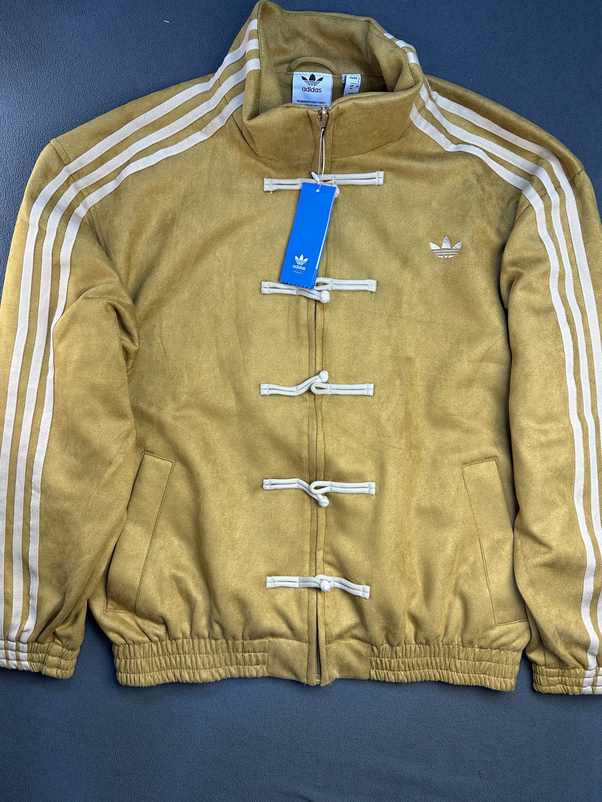 casaca-lifestyle-dorado-adidas-adidas-chinese-new-year-jacket-lifcha0005-front Casaca Lifestyle color dorado marca Adidas, vista frontal