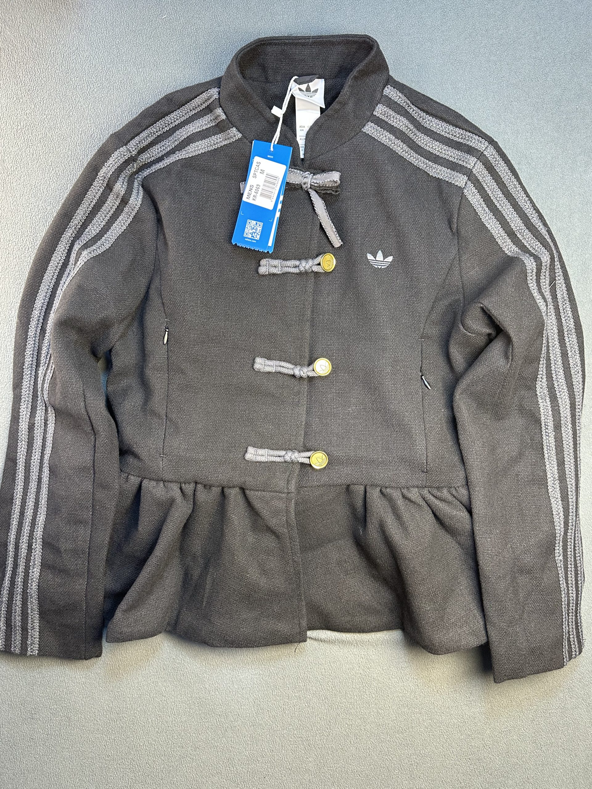 casaca-lifestyle-gris-oscuro-adidas-adidas-chinese-new-year-jacket-lifcha0008-front Casaca Lifestyle color gris oscuro marca Adidas, vista frontal