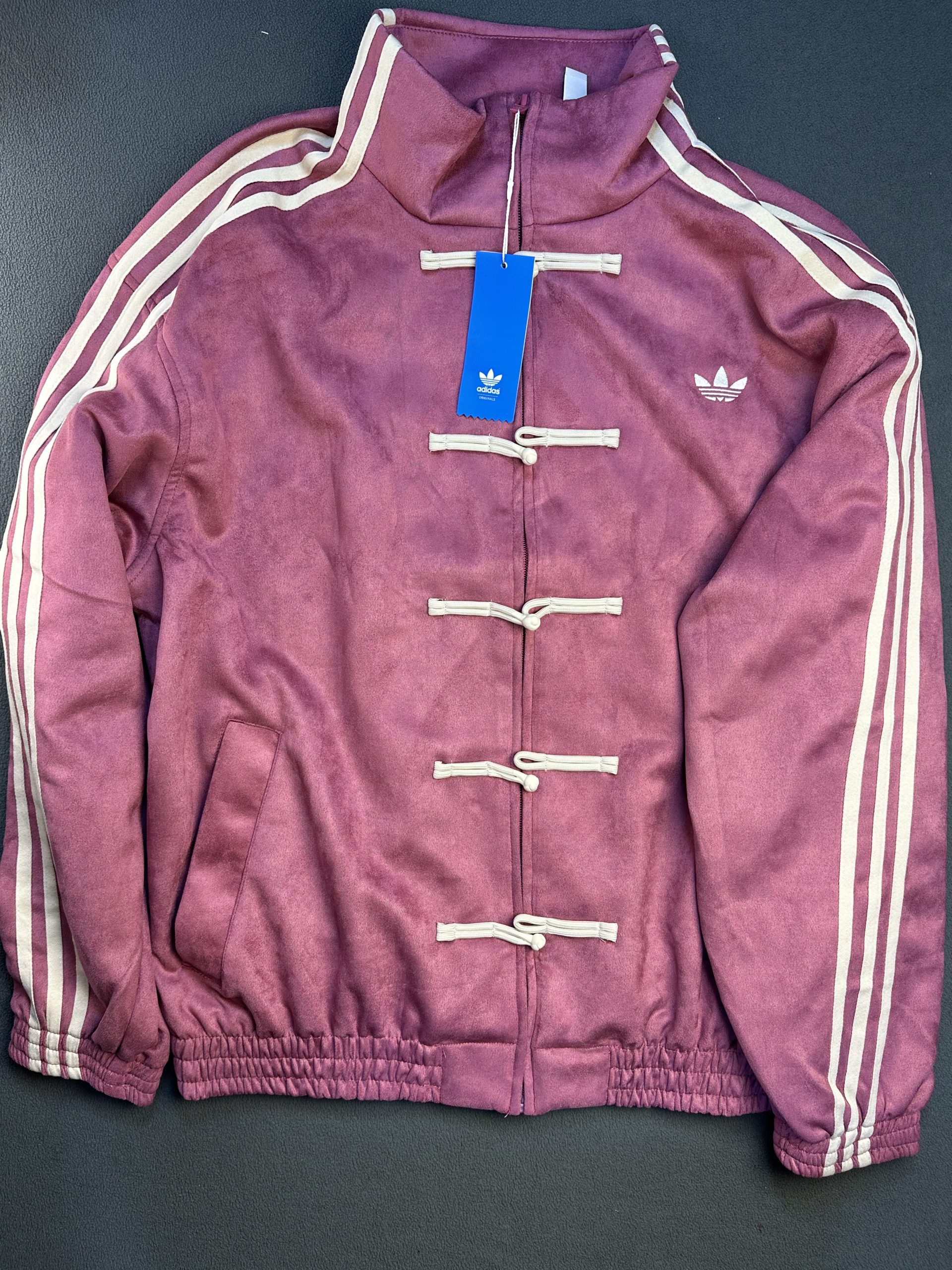 casaca-lifestyle-rosa-adidas-adidas-chinese-new-year-jacket-lifcha0007-front Casaca Lifestyle color rosa marca Adidas, vista frontal