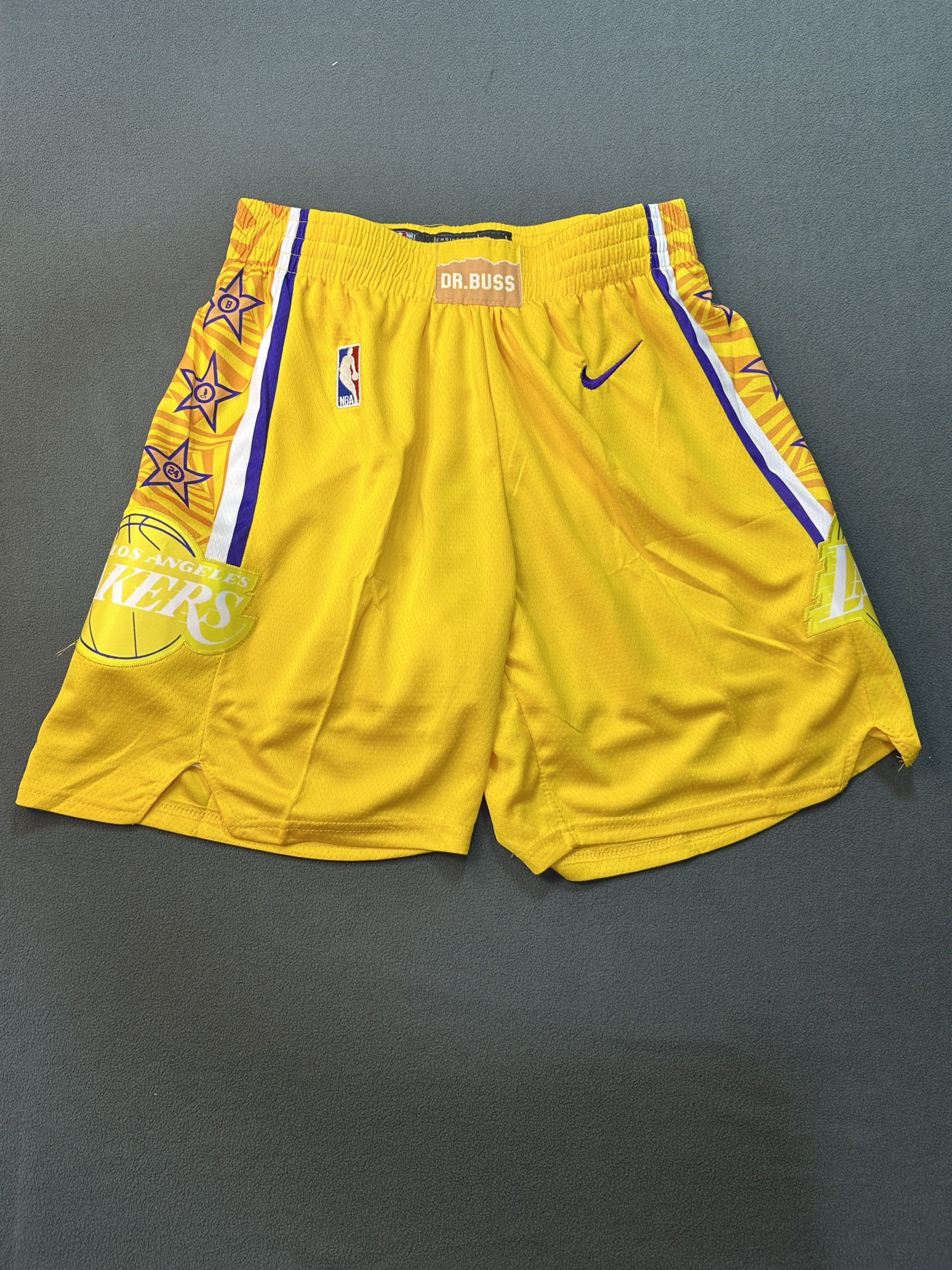 Short Los Angeles Lakers Nike Amarillo - Vista frontal Short NBA Los Angeles Lakers color amarillo marca Nike, vista frontal