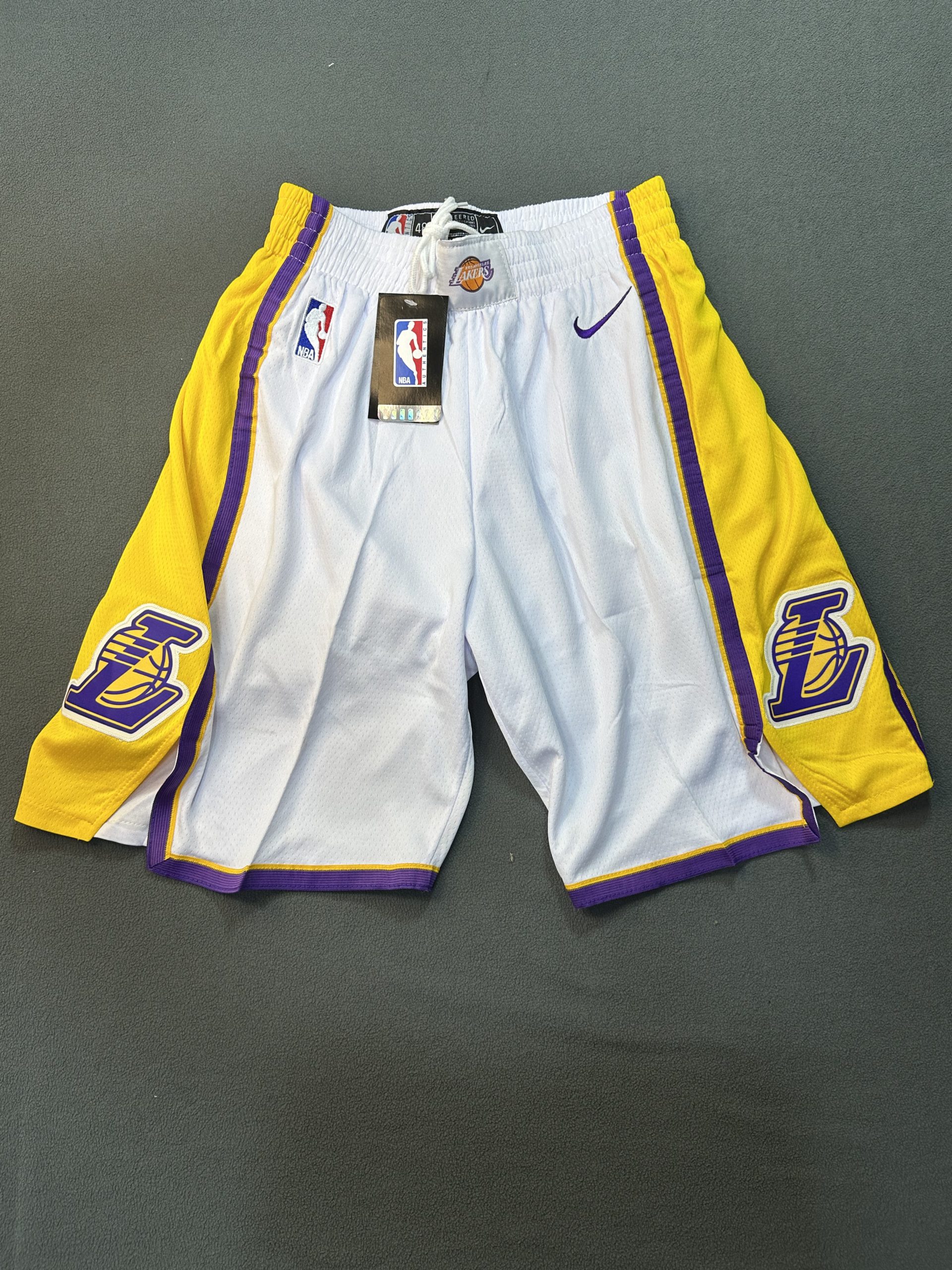 Short Los Angeles Lakers Nike Blanco - Vista frontal Short NBA Los Angeles Lakers color blanco marca Nike, vista frontal