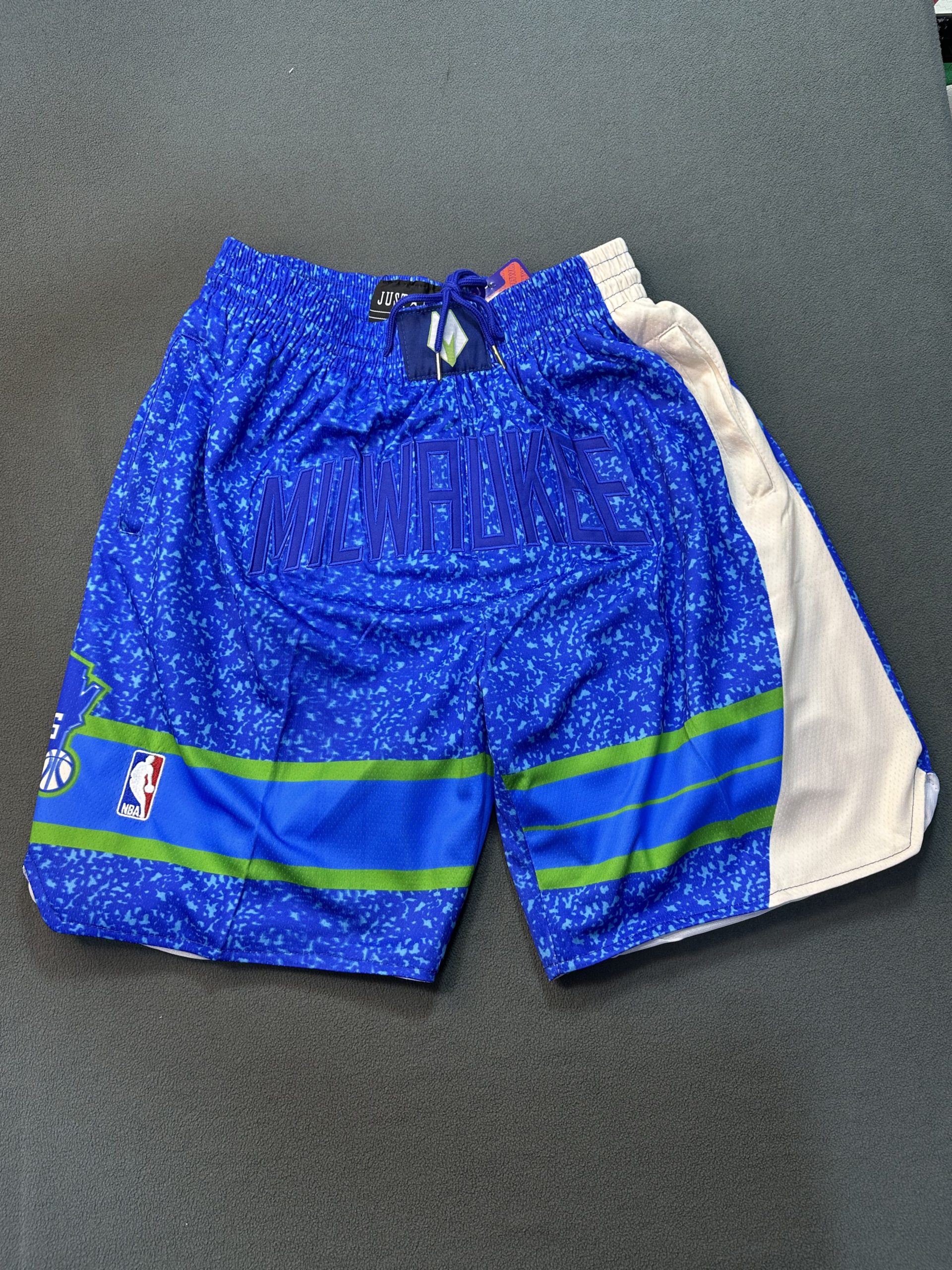 Short Milwaukee Bucks Azul - Vista frontal Short NBA Milwaukee Bucks color azul, vista frontal