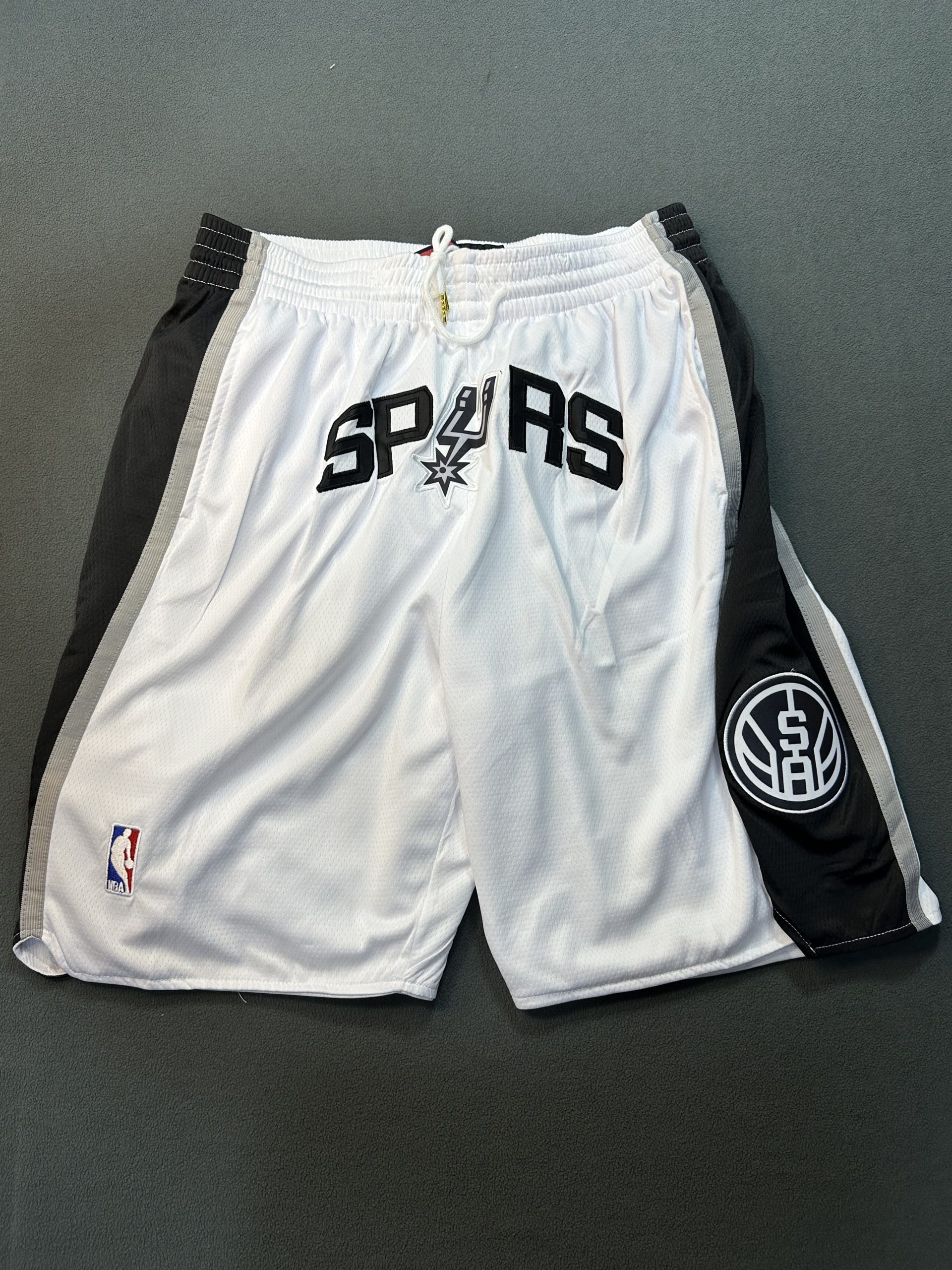 Short San Antonio Spurs Blanco - Vista frontal Short NBA San Antonio Spurs color blanco, vista frontal