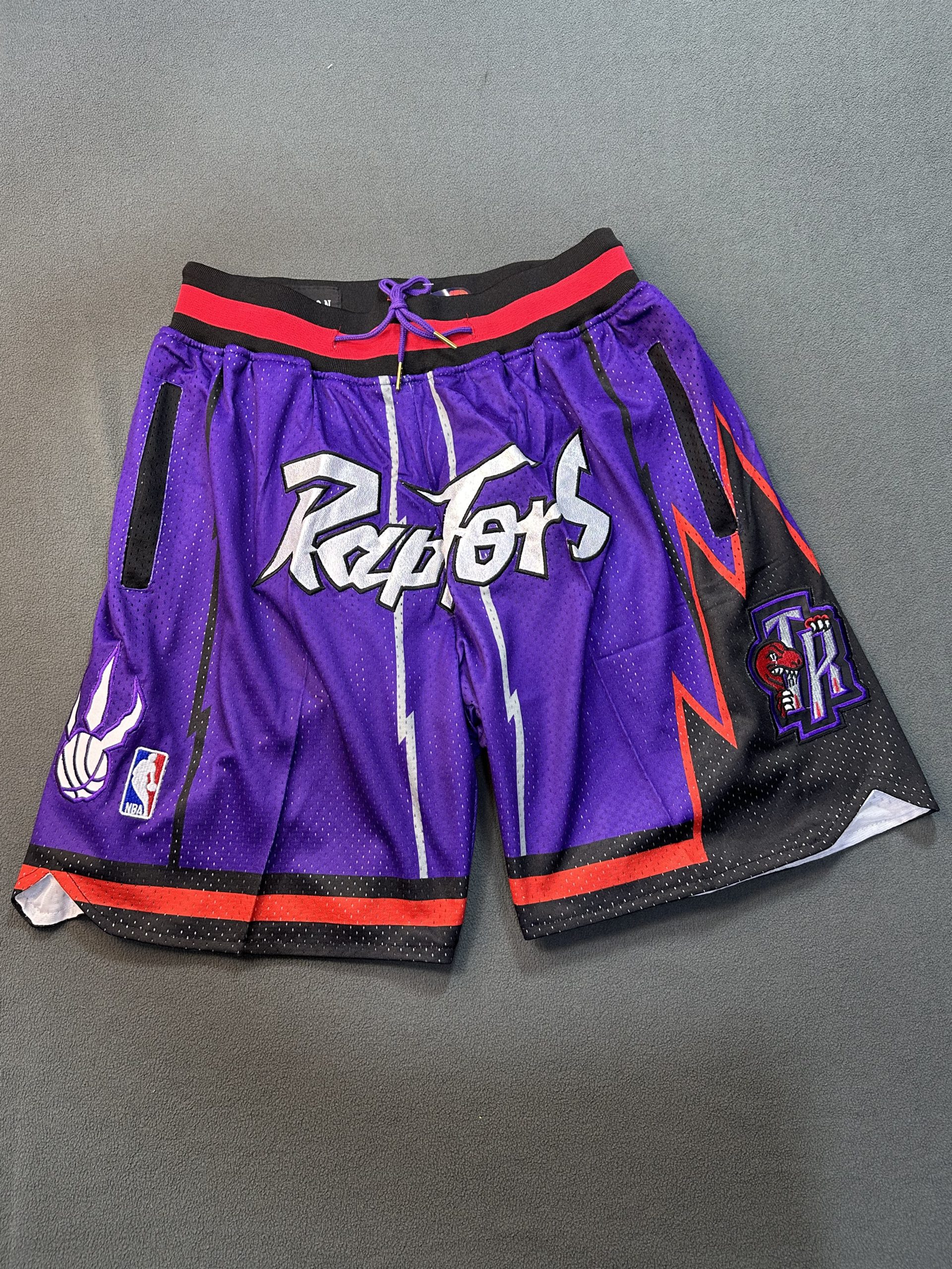 Short Toronto Raptors Just Don Morado - Vista frontal Short NBA Toronto Raptors color morado marca Just Don, vista frontal