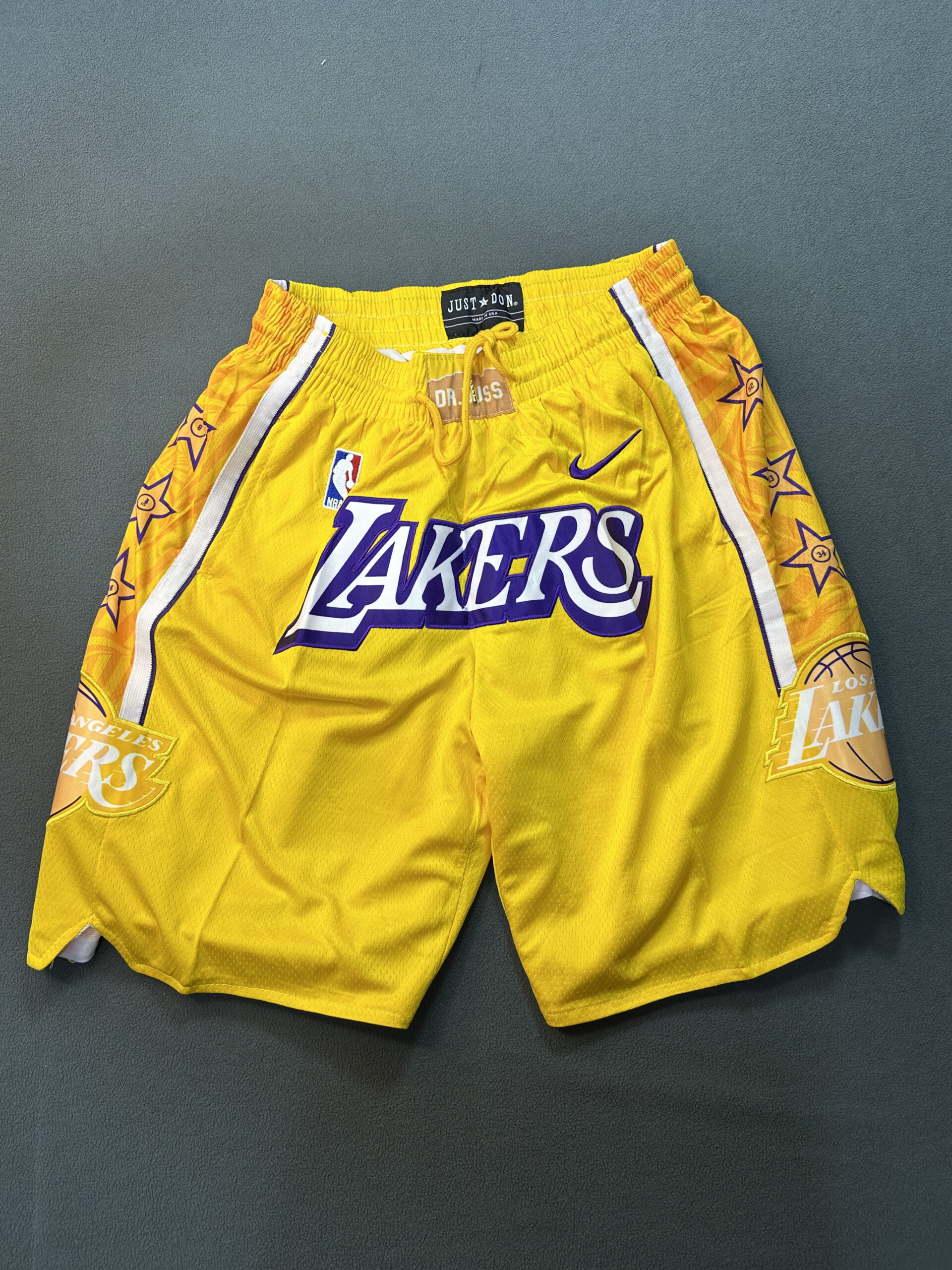 Short Los Angeles Lakers Nike Amarillo - Vista frontal Short NBA Los Angeles Lakers color amarillo marca Nike, vista frontal